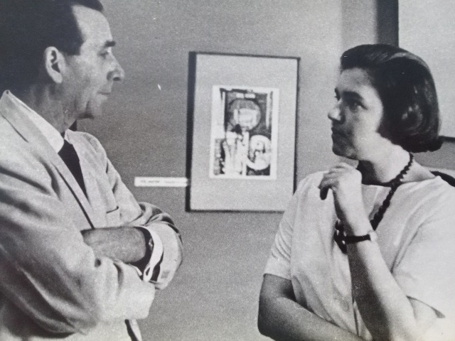 Foto de María Elena Jubrías durante su labor como jefa del departamento de Arte de la BNJM (1960-1966). Colección de fotografías BNJM.
